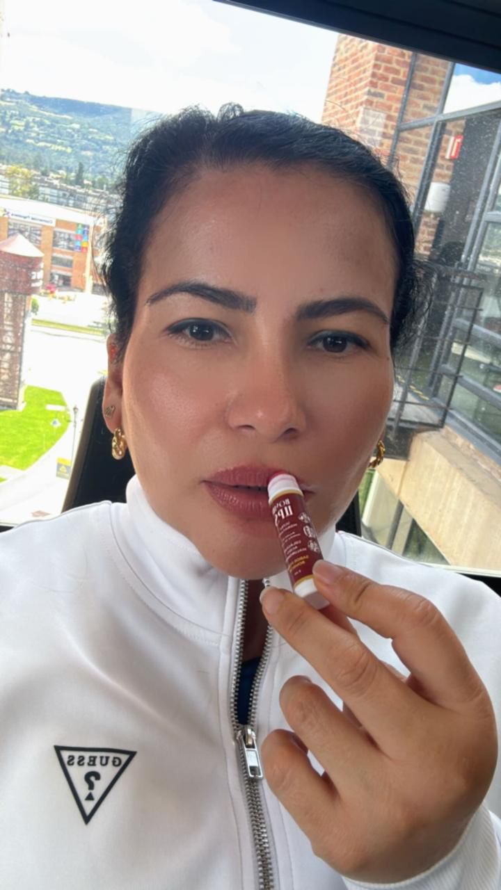 Brillo labial fresa bombónbum con color natural Colombia - Herboléia